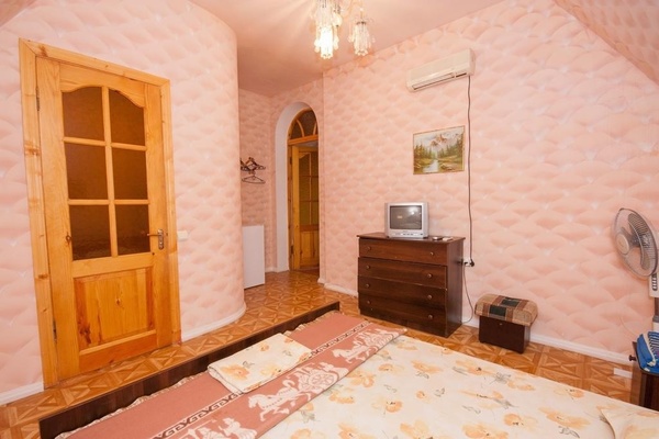 Продам отель в Судаке по адресу Юго-Западный мкр, 3, площадь 1140 квм Недвижимость Республика Крым (Россия) - отопления: АГВ