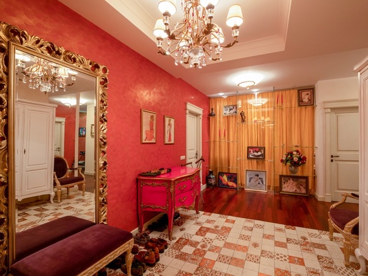 Продам квартиру в Москве по адресу Брюсов пер, 19, площадь 258 квм Недвижимость Москва (Россия)  Другая спальня наполнена зеркалами, в них отражается уникальная кровать с балдахином