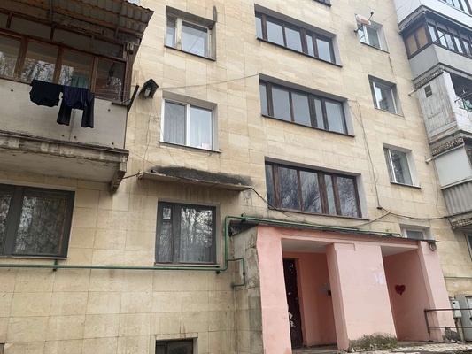 Продам квартиру в Симферополе по адресу Беспалова ул, 154, площадь 985 квм Недвижимость Республика Крым (Россия) Открывая дверь, мы попадаем в коридор