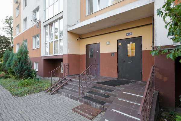 Продам квартиру в Калининграде по адресу Галактическая ул, 2, площадь 74 квм Недвижимость Калининградская  область (Россия) Квартира состоит из:	двух изолированных комнат -21м2+18м2 	с/у - 5,3м2	кухни- 13м2	прихожей - 12м2 	лоджия - 1