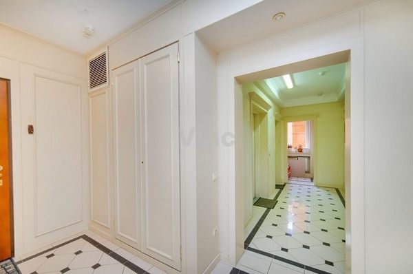 Продам квартиру в Москве по адресу Большая Грузинская ул, 37 2, площадь 135 квм Недвижимость Москва (Россия)  Есть гардеробная комната