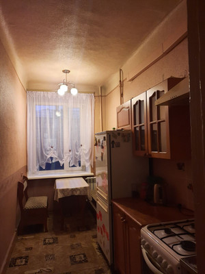 Продам квартиру в Мурманске по адресу Ленина пр-кт, 94, площадь 492 квм Недвижимость Мурманская  область (Россия)  Квартира для любителей "сталинок", где просторные комнаты с высокими потолками и лепнины на них