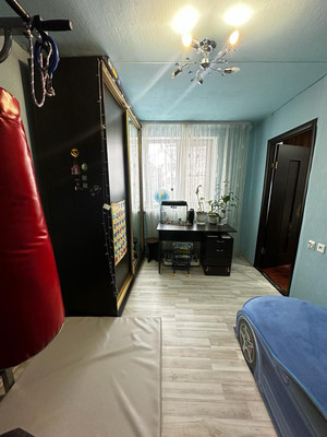 Продам квартиру в Нижнем Тагиле по адресу Зари ул, 54, площадь 536 квм Недвижимость Свердловская  область (Россия) В спальне остается спальный гарнитур ( кровать с отсеком для хранения вещей, комод, шкаф, тумба)