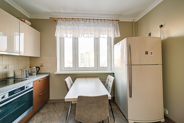 Продам квартиру в Москве по адресу Маршала Жукова пр-кт, 51, площадь 130 квм Недвижимость Москва (Россия) ;* просторная кухня 10 кв