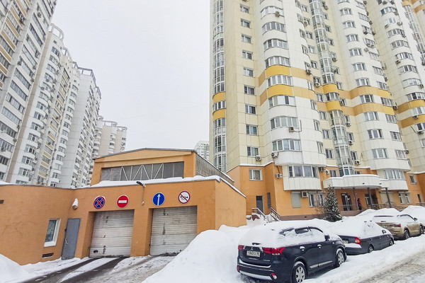 Продам квартиру в Москве по адресу Митинская ул, 10, площадь 1118 квм Недвижимость Москва (Россия)  Планировка: две изолированные спальни, три гардеробные, совмещенная кухня-гостиная, два санузла и просторная лоджия