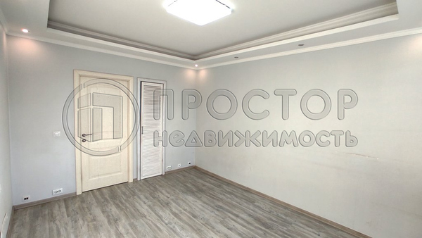 Продам квартиру в Москве по адресу Ясеневая ул, 35, площадь 63 квм Недвижимость Москва (Россия)  Квартира светлая и теплая, над панорамным 12 этажом имеется технический этаж