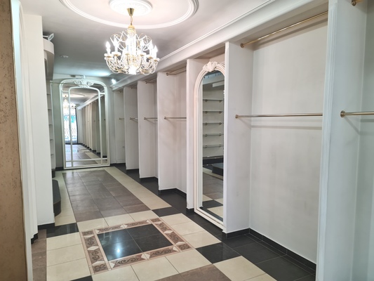 Фото: Торговая площадь на первом этаже в центре города. test