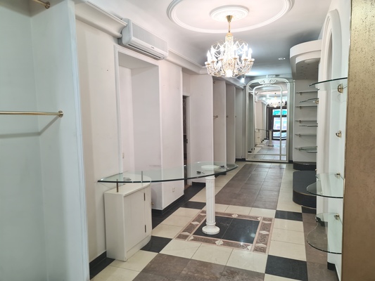 Фото: Торговая площадь на первом этаже в центре города. test