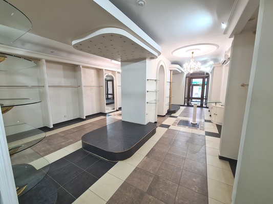 Фото: Торговая площадь на первом этаже в центре города. test