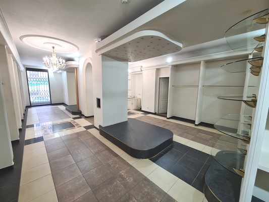 Фото: Торговая площадь на первом этаже в центре города. test