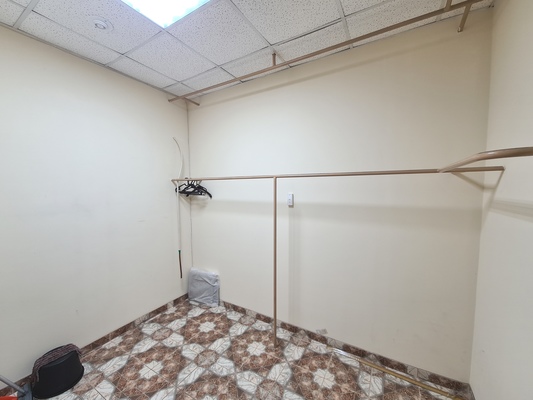 Фото: Торговая площадь на первом этаже в центре города. test