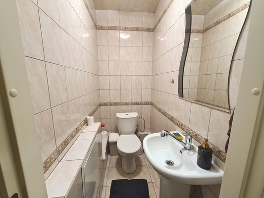 Фото: Торговая площадь на первом этаже в центре города. test