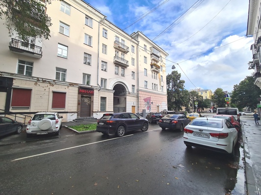 Фото: Торговая площадь на первом этаже в центре города. test