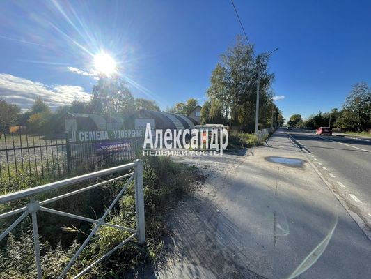 Фото: Сдается в аренду очень перспективное торговое помещение в непосредственной близости от проездной трассы и большого жилого района. ВОЗМОЖНА СДАЧА 1/2 помещения. test