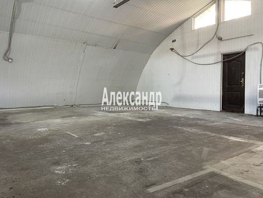 Фото: Сдается в аренду очень перспективное торговое помещение в непосредственной близости от проездной трассы и большого жилого района. ВОЗМОЖНА СДАЧА 1/2 помещения. test