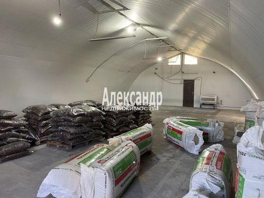 Фото: Сдается в аренду очень перспективное торговое помещение в непосредственной близости от проездной трассы и большого жилого района. ВОЗМОЖНА СДАЧА 1/2 помещения. test