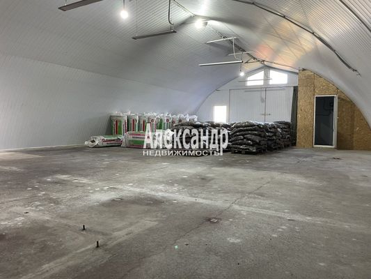 Фото: Сдается в аренду очень перспективное торговое помещение в непосредственной близости от проездной трассы и большого жилого района. ВОЗМОЖНА СДАЧА 1/2 помещения. test