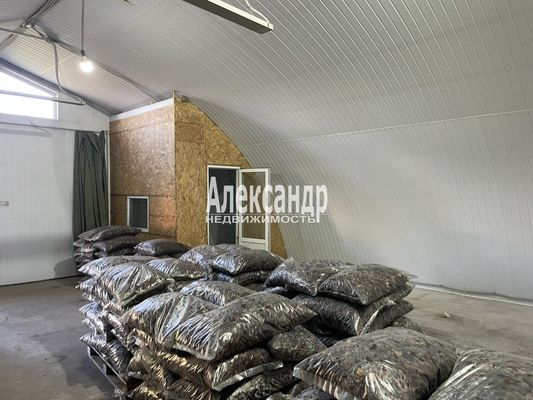 Фото: Сдается в аренду очень перспективное торговое помещение в непосредственной близости от проездной трассы и большого жилого района. ВОЗМОЖНА СДАЧА 1/2 помещения. test