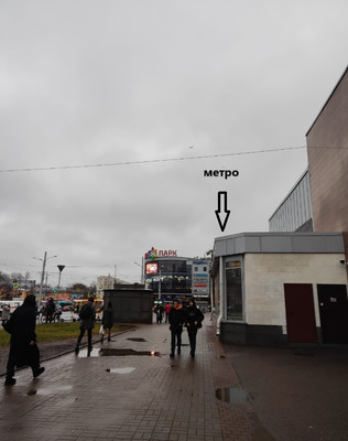 Фото: Торговая площадь у метро test