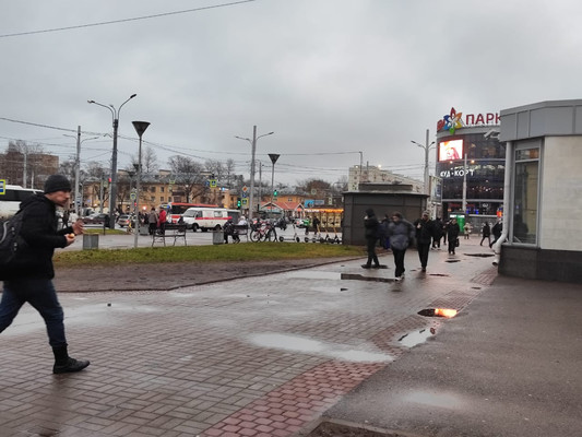 Фото: Торговая площадь у метро test