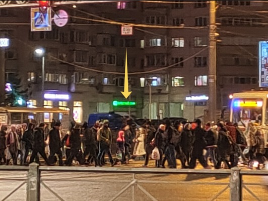 Фото: Торговая площадь у метро test