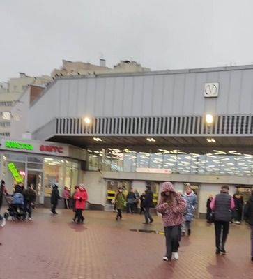 Фото: Торговая площадь у метро test