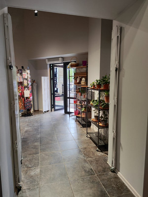 Фото: Торговая площадь у метро test