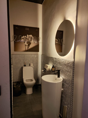 Фото: Торговая площадь у метро test