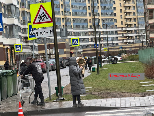 Фото: Густонаселеный квартал, два входа test