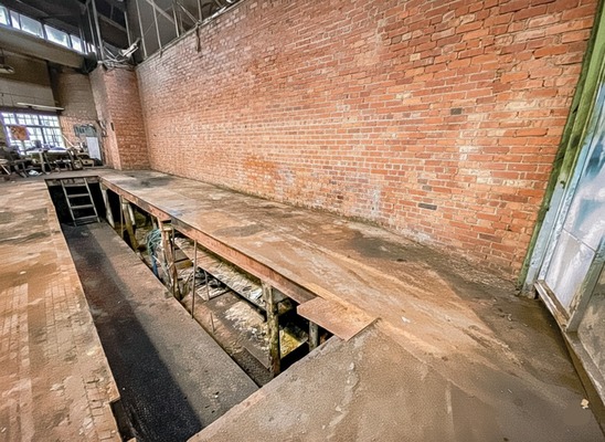 Фото: Яма, отдельный въезд 150 кв.м. под автосервис, производство test