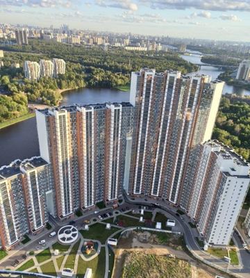 Продам квартиру в Химках по адресу Кудрявцева ул, 14, площадь 140 квм Недвижимость Московская  область (Россия)  С юга и востока огромная приватная территория 10, 8 га, которая с одной стороны соседствует с центральным Парком им