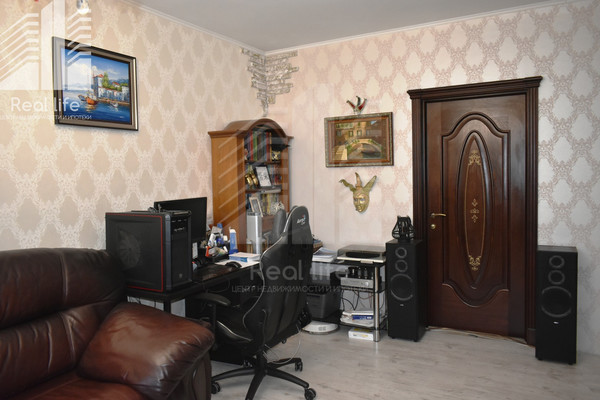Продам трехкомнатную (3-комн.) квартиру, Школьная ул, 82, Видное г