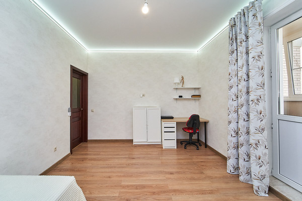 Продам трехкомнатную (3-комн.) квартиру, им. Володи Головатого ул, 174, Краснодар г