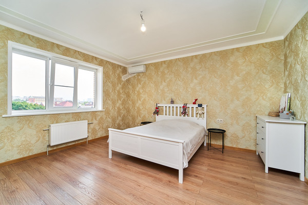 Продам трехкомнатную (3-комн.) квартиру, им. Володи Головатого ул, 174, Краснодар г