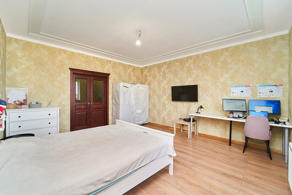 Продам трехкомнатную (3-комн.) квартиру, им. Володи Головатого ул, 174, Краснодар г