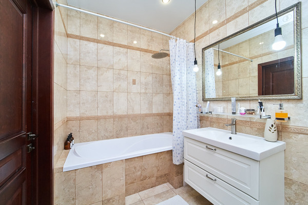 Продам трехкомнатную (3-комн.) квартиру, им. Володи Головатого ул, 174, Краснодар г