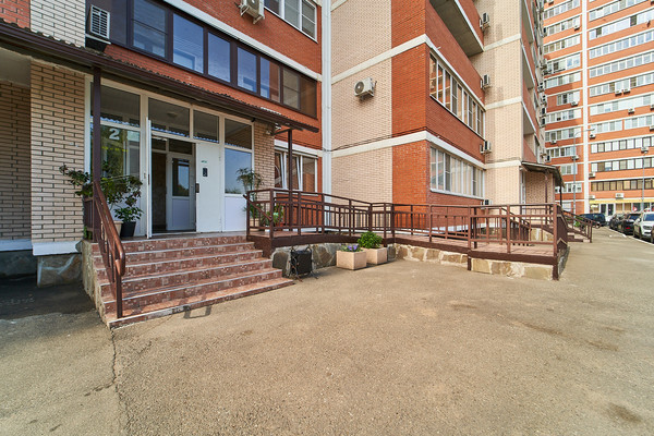 Продам трехкомнатную (3-комн.) квартиру, им. Володи Головатого ул, 174, Краснодар г