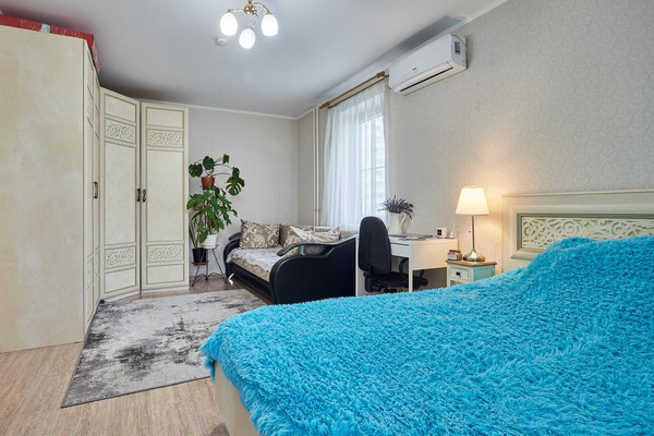 Продам двухкомнатную (2-комн.) квартиру, Черкасская ул, 64, Краснодар г