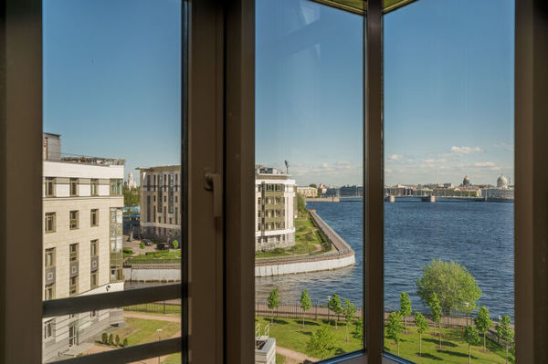Продам трехкомнатную (3-комн.) квартиру, Петровский пр-кт, 2, Санкт-Петербург г