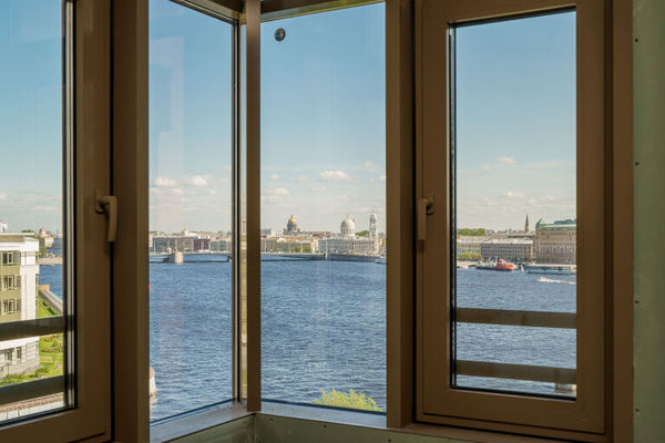 Продам трехкомнатную (3-комн.) квартиру, Петровский пр-кт, 2, Санкт-Петербург г