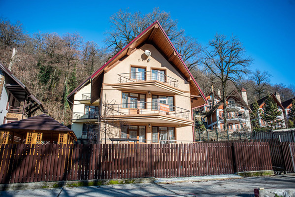 Продам дом, Защитников Кавказа ул, 65к2, Красная Поляна пгт, 0 км от города