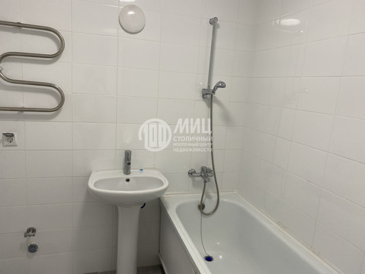Продам трехкомнатную (3-комн.) квартиру, Михайлова ул, 30Ак1, Москва г