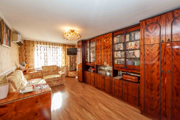 Продам трехкомнатную (3-комн.) квартиру, Менделеева ул, 8-10, Симферополь г