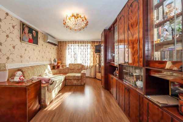 Продам трехкомнатную (3-комн.) квартиру, Менделеева ул, 8-10, Симферополь г