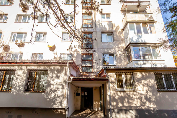 Продам трехкомнатную (3-комн.) квартиру, Менделеева ул, 8-10, Симферополь г