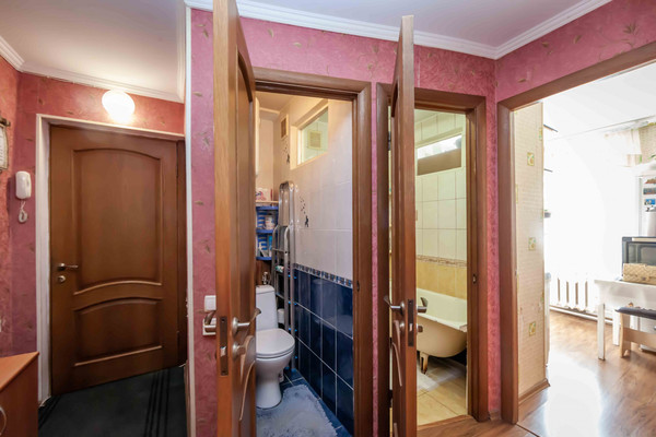 Продам трехкомнатную (3-комн.) квартиру, Менделеева ул, 8-10, Симферополь г