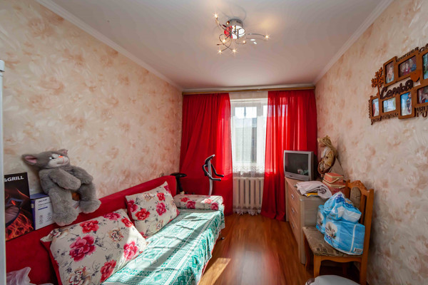 Продам трехкомнатную (3-комн.) квартиру, Менделеева ул, 8-10, Симферополь г