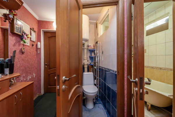 Продам трехкомнатную (3-комн.) квартиру, Менделеева ул, 8-10, Симферополь г