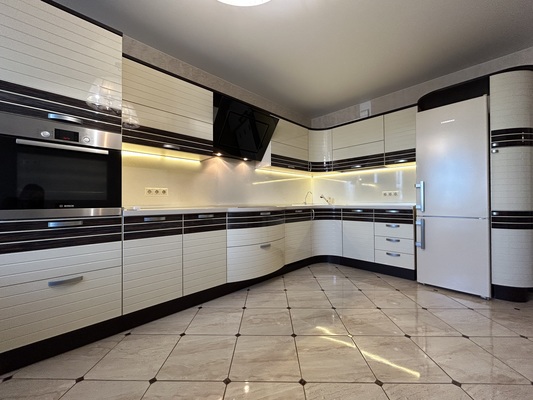 Продам трехкомнатную (3-комн.) квартиру, Первомайский пр-кт, 76к3, Рязань г