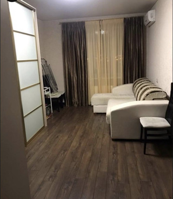 Продам трехкомнатную (3-комн.) квартиру, Гидростроителей ул, 65, Краснодар г